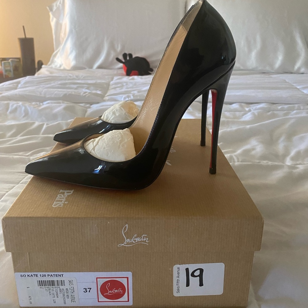 BRAND NEW never before worn So Kate’s in a size 37. Comes in original packaging.